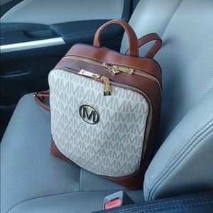 NWT 2PC Double Zipper Signature Medium Backpack, AVAILABLE IN WHITE OR BROWN!